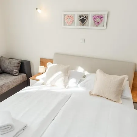 In With Balcony, Air Conditioning, Wifi, Washing Machine Guest house Skradin