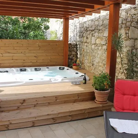 Guest house In With Balcony, Air Conditioning, Wifi, Washing Machine