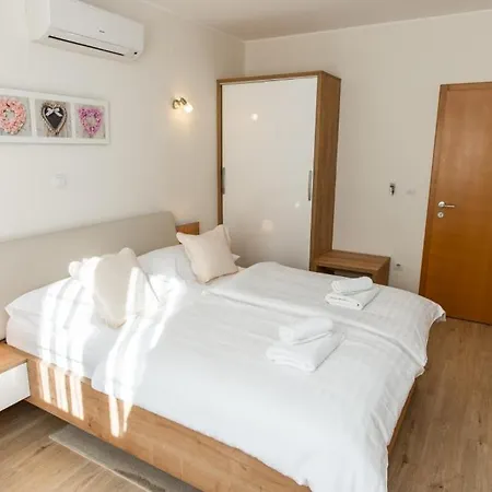 In With Balcony, Air Conditioning, Wifi, Washing Machine