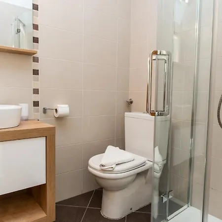In With Balcony, Air Conditioning, Wifi, Washing Machine Guest house