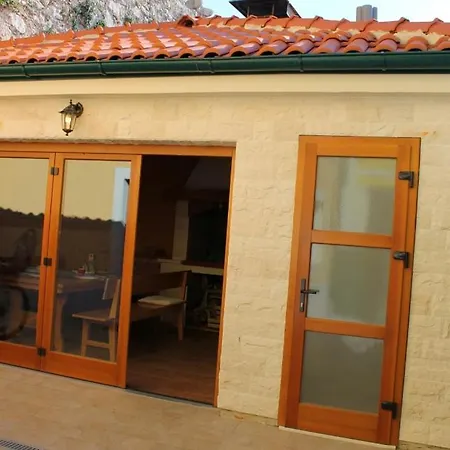 In With Balcony, Air Conditioning, Wifi, Washing Machine Guest house
