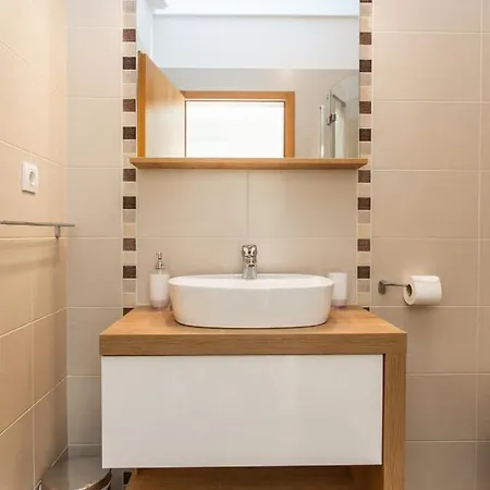 Guest house In With Balcony, Air Conditioning, Wifi, Washing Machine