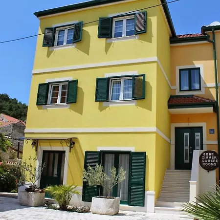 In With Balcony, Air Conditioning, Wifi, Washing Machine Guest house Skradin