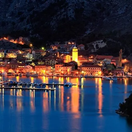 In With Balcony, Air Conditioning, Wifi, Washing Machine Guest house Skradin