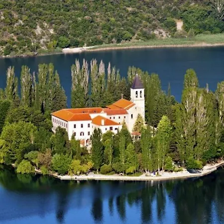 In With Balcony, Air Conditioning, Wifi, Washing Machine Guest house Skradin