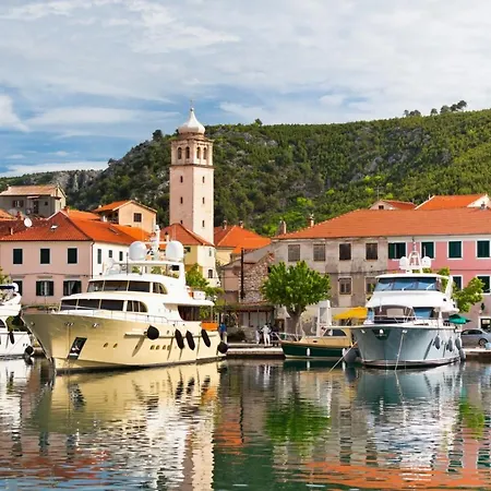 Guest house In With Balcony, Air Conditioning, Wifi, Washing Machine Skradin