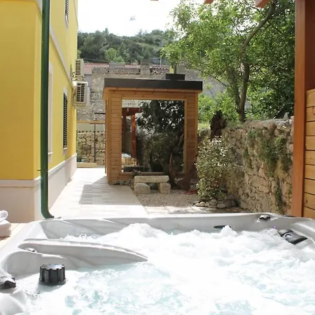 Guest house In With Balcony, Air Conditioning, Wifi, Washing Machine Skradin