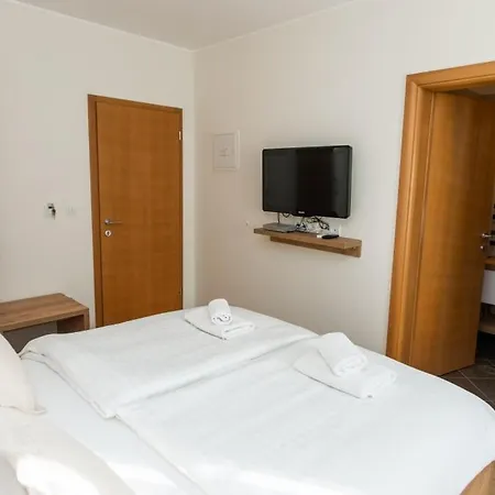 In With Balcony, Air Conditioning, Wifi, Washing Machine Guest house *